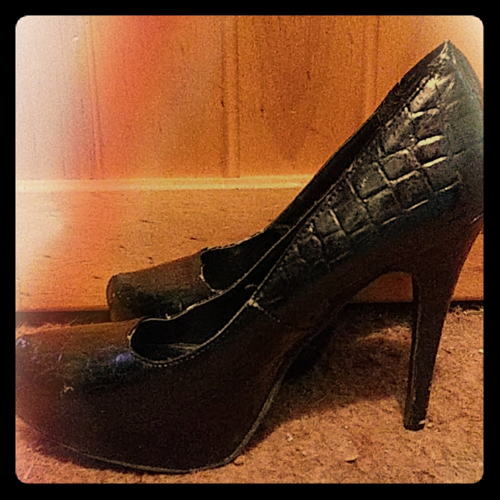 Size 7 platform black alligator faux skin heels